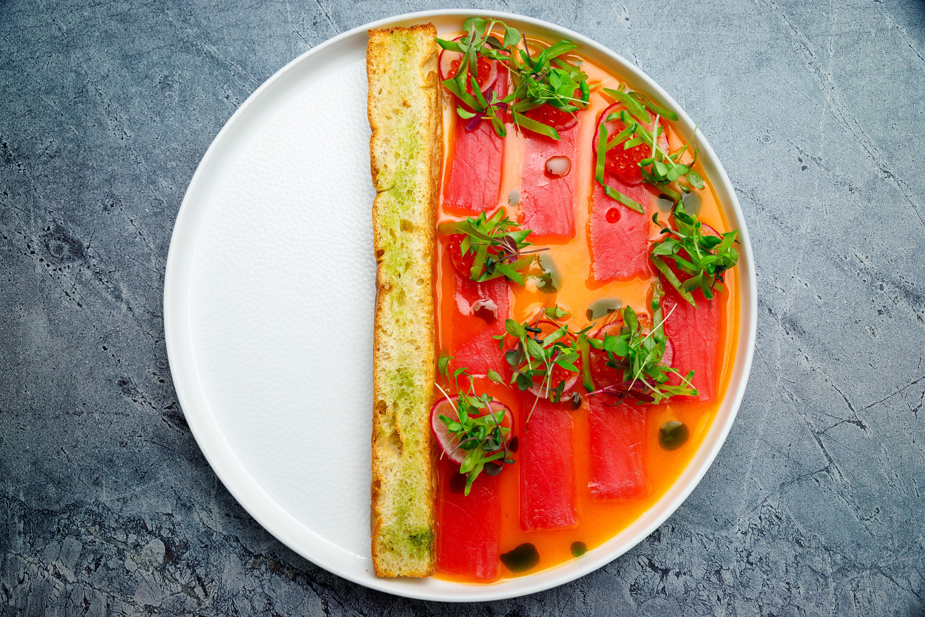 Elegantne lauakaunistus lillede ja klaasnõudega